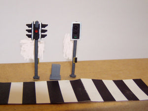 Z47 Pedestrian crossing lights (2) & zebra crossing + control box - OO GAUGE -